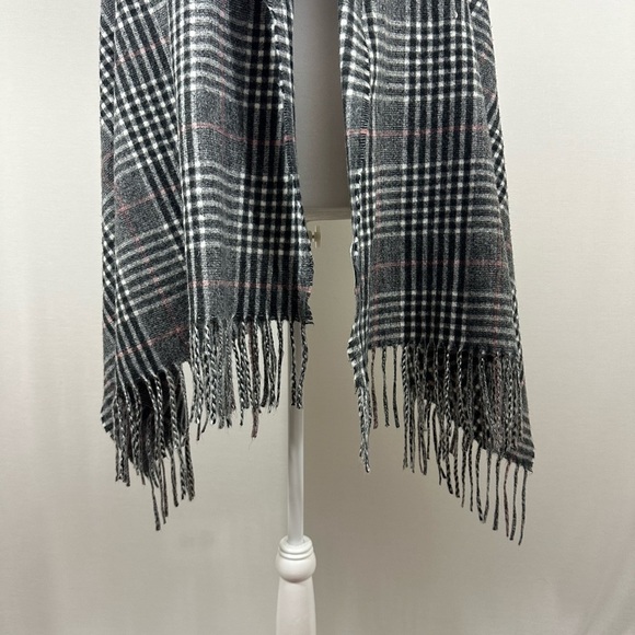 HOLLISTER Plaid Gray & Pink Body Scarf with Fringe - Picture 4 of 6